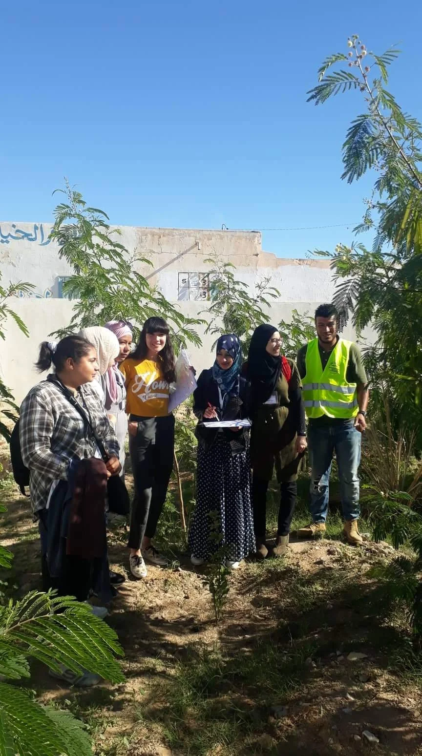 Participants au projet 'الواحات الغابية' en pleine activité de nettoyage des espaces naturels à Mareth, novembre 2018